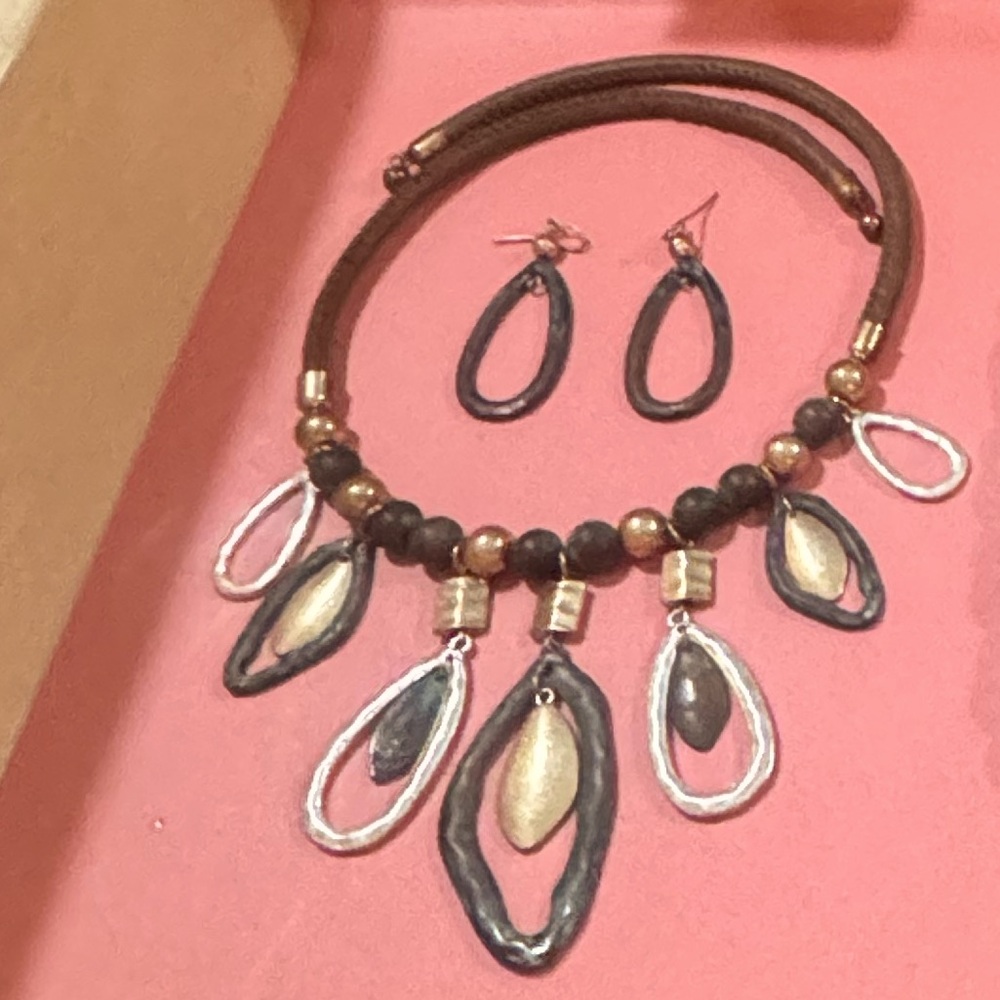 Elegant Black and Gold Necklace and Earring Set